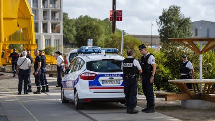 Des policiers&nbsp;à proximité du lieu où a été découvert le corps de Steve Maia Caniço, le 29 juillet 2019 à Nantes. (MAXPPP)