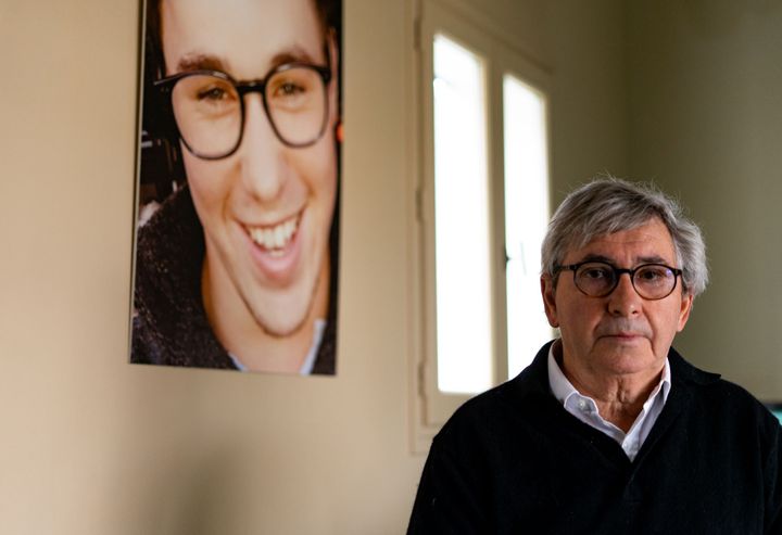 Frédéric Wasson, whose son died in 2020 on a construction site, on April 14, 2023 at his home in Rueil-Malmaison (Hauts-de-Seine).  (FLORENCE MOREL / FRANCEINFO)