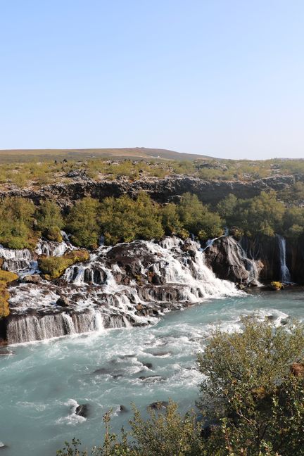 Via les chutes d'eau de Hraunfossar, en Islande, l'eau des glaciers alentour se jette dans la rivière Hvita. (MARIE-ADELAIDE SCIGACZ / FRANCEINFO)