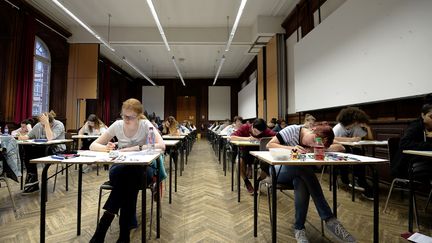 Des lycéens planchent sur l'épreuve de philosophie du bac, le 15 juin 2016, au lycée Fustel-de-Coulanges, à Strasbourg (Bas-Rhin).&nbsp; (FREDERICK FLORIN / AFP)