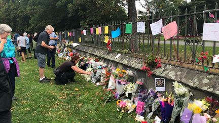 Hommage aux victimes, au lendemain des attentats de Christchurch en Nouvelle-Zélande. (CARRIE NOOTEN / FRANCE-INFO)