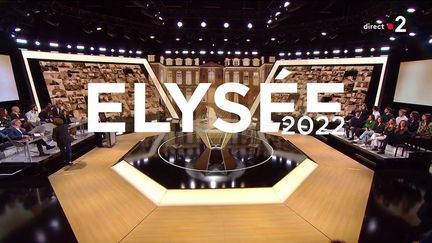 Le plateau d'"Elysée 2022", sur France 2, le 5 avril 2022. (FRANCE 2)