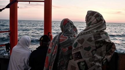 Des migrantes à bord de "L'Aquarius", le 10 mai 2018, en mer Méditerranée. (LOUISA GOULIAMAKI / AFP)