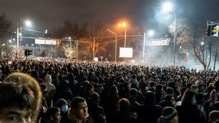 Des manifestants protestent contre les prix du gaz, le 4 janvier 2022 à Almaty (Kazakhstan). (ABDUAZIZ MADYAROV / AFP)