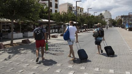 Des touristes au port d'Ibiza&nbsp;aux Baléares&nbsp;en Espagne, le 25 août 2021. (JAIME REINA / AFP)