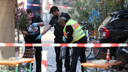 Des policiers sur les lieux de l'attentat suicide perpétré à Ansbach (Allemagne), lundi 25 juillet 2016.&nbsp; (DANIEL KARMANN / DPA / AFP)