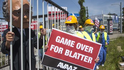 L'ONG Avaaz a symboliquement emprisonn&eacute; Sepp Blatter dans une cage de fer, le 28 mai 2015, devant le&nbsp;Centre des congr&egrave;s de&nbsp;Zurich (Suisse). (GIAN VAITL / AP / SIPA)