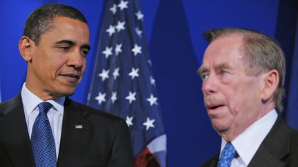 Le pr&eacute;sident am&eacute;ricain Barack Obama&nbsp;&eacute;coute Vaclav Havel lors d'une rencontre &agrave; Prague, le 5 avril 2009. (MANDEL NGAN / AFP PHOTO)