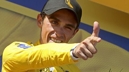 Alberto Contador avec le maillot jaune sur le podium de l'avant-dernière étape du Tour de France 2009, entre Montélimar et le Mont Ventoux, le 25 juillet 2009.&nbsp; (MANUEL BRUQUE / EFE)