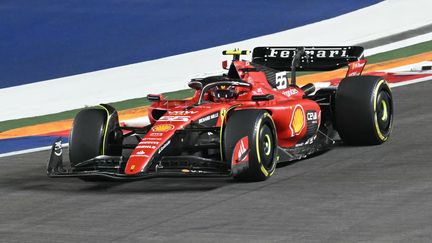 Carlos Sainz (Ferrari) lors du Grand Prix de Singapour, le 17 septembre 2023. (MOHD RASFAN / AFP)