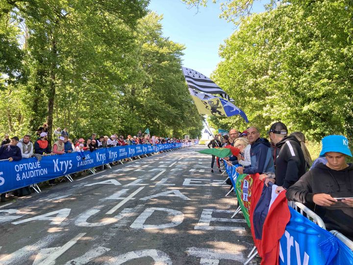 La foule dense dans Mûr-de-Bretagne, lors de la 2e étape du Tour de France, le 27 juin 2021. (AH)