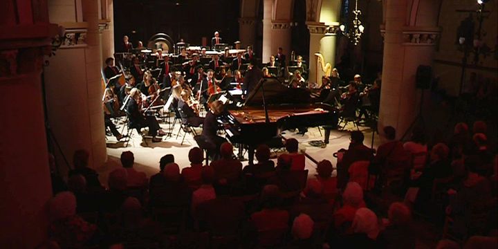 Anne Quéfellec et l'Orchestre de Rouen, mené par Léo Hussain pour le concert symphonique donné le 13 mai à l'église de la Madelaine, à Verneuil-sur-Avre.
 (France 3 / Culturebox)