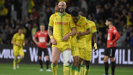 Nicolas Pallois et Jean-Charles Castelletto,&nbsp;lors de la rencontre de Ligue 1 entre le FC Nantes et le Stade Rennais, le 11 mai 2022 au stade de la Beaujoire. (SEBASTIEN SALOM-GOMIS / AFP)