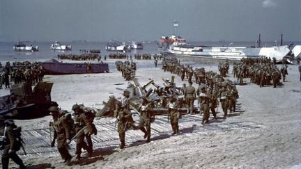  (Des Canadiens qui débarquent à Juno Beach © Mémorial de Caen)