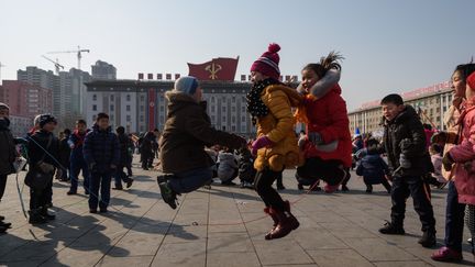 Des enfants jouent sur une place de Pyongyang, en Corée du Nord, le 16 février 2018. (KIM WON-JIN / AFP)