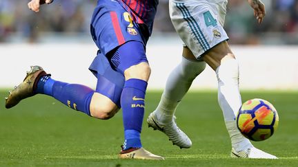 Le FC Barcelone a remporté samedi le Clasico face au Real Madrid (3-0). Une victoire qui fait écho avec celle des indépendantistes catalans jeudi lors des élections régionales anticipées.&nbsp;Ci-contre Luis Suarez (L), auteur du premier but, aux prises avec le capitaine du Real Sergio Ramos.&nbsp; (JAVIER SORIANO / AFP)