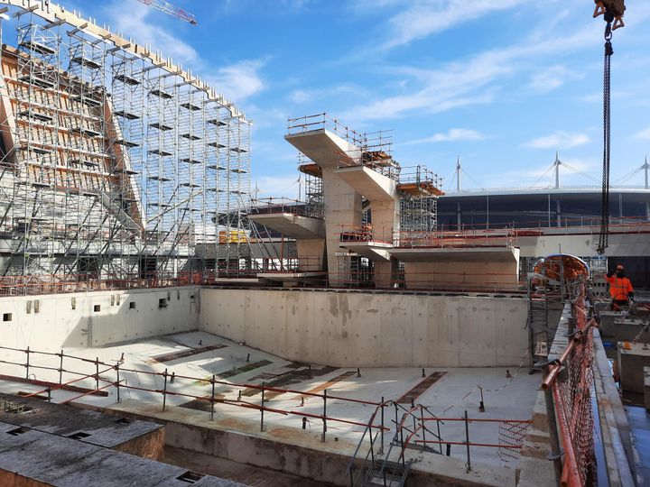 Le futur bassin oylmpique, côté plongeoir, à deux pas du Stade de France (en arrière-plan). (FABRICE RIGOBERT / RADIO FRANCE)