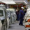 Des ouvriers russes assemblant des Citroën à l’usine de Kalouga, lors de son démarrage en avril 2013 (MAXIM SHIPENKOV / EPA / MAXPPP)