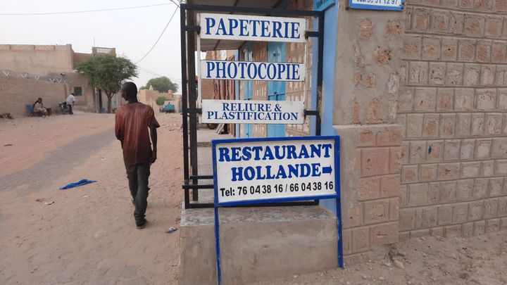 Un restaurant de Tombouctou. C'est sous la présidence de François Hollande que la France s'est engagée au Mali, en 2013.&nbsp; (OMAR OUAHMANE / RADIO FRANCE)