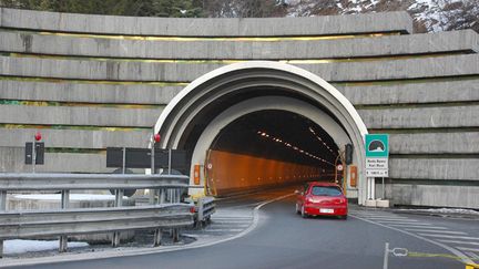 &nbsp; (Le tunnel du Mont-Blanc est fermé pour une "durée indéterminée" © Maxppp)