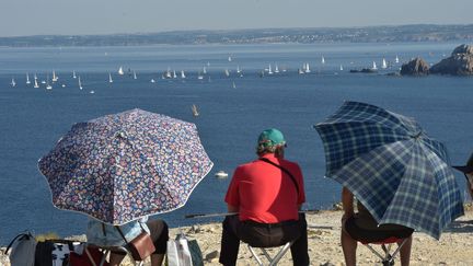 Des spectateurs de la parade des vieux gréements, entre Brest et Douarnenez (Finistère), le 19 juillet 2016. (MAXPPP)