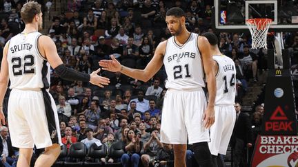 Tim Duncan, le pivot des Spurs, félicite Tiago Splitter