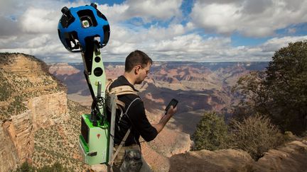 Ryan Falor, l'un des responsables de Google Maps, teste le Trekker dans le Grand Canyon, dans l'Arizona (Etats-Unis), le 31 janvier 2013. (GOOGLE / AFP)