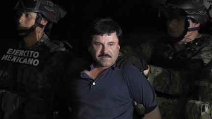 Le baron de la drogue, Joaquin "El Chapo" Guzman est arrêté après sa cavale à Los Mochis (Mexique), le 8 janvier 2016. (ALFREDO ESTRELLA / AFP)