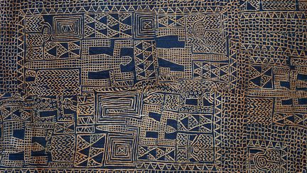 Si depuis plus d’un millénaire, les textiles africains ont principalement servis à créer des vêtements, ils peuvent aussi être regardés comme de véritables œuvres d’art. Tissus en raphia, écorces d’arbres, cotons colorés de teintures naturelles et décorées de motifs variés à vocation symbolique, porteurs de signes et de sens, toutes ces étoffes relient ceux qui les portent à la nature, à une histoire et à des techniques ancestrales.&nbsp; &nbsp;&nbsp; (COLLECTION ANNE GROSFILLEY)