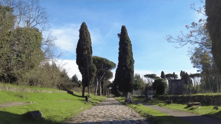 La Voie Appienne est l'une des plus anciennes voies romaines, construite au IIIe siècle avant Jésus-Chris. Cette route de 500 km relie Rome à Bernadini, dans le Sud de l’Italie. Reportage. (France 2)