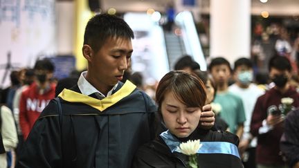 Des étudiants de l'Université des sciences et des technologies de Hong Kong, lors de la veillée en hommage à Alex Chow, le 8 novembre 2019. (PHILIP FONG / AFP)