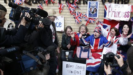 Entour&eacute;s par les cam&eacute;ras de t&eacute;l&eacute;vision, les fans laissent &eacute;clater leur joir apr&egrave;s l'annonce de la naissance du deuxi&egrave;me enfant de Kate et William, le 2 mai 2015. (JUSTIN TALLIS / AFP)