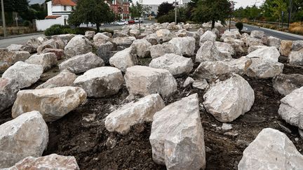 Des rochers installés sur un terre-plein de Calais (Pas-de-Calais), le 16 septembre 2022. (SAMEER AL-DOUMY / AFP)