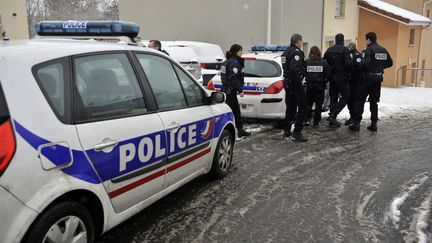 Les policiers arrivent &agrave; Roche-la-Moli&egrave;re (Loire) o&ugrave; une m&egrave;re a poignard&eacute; &agrave; mort son b&eacute;b&eacute; de 7 mois, le 14 f&eacute;vrier 2012.&nbsp; (CELIK ERKUL / MAXPPP)