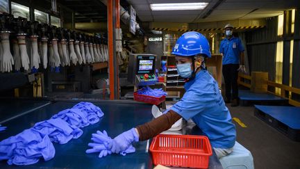 La production de gants en plastique est notamment pointé du doigt en Malaisie pour son recours au travail forcé. Photo d'illustration. (MOHD RASFAN / AFP)