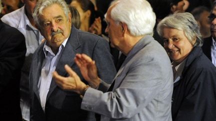 José Mujica, entouré de ses partisans, après sa victoire (AFP PHOTO/Pablo PORCIUNCULA)