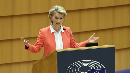 La présidente de la Commission européenne, Ursula von der Leyen, prononce un discours devant le Parlement européen à Bruxelles (Belgique), le 26 avril 2021. (DURSUN AYDEMIR / ANADOLU AGENCY / AFP)