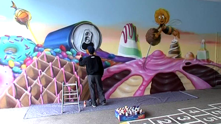 Kader le graffeur, finalise une décoration murale à l'intérieur d'une école.
 (France 3 / capture d&#039;écran)