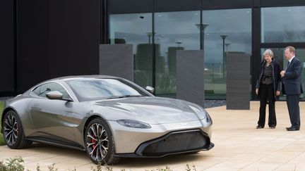 La Première ministre britannique, Théresa May et Andy Palmer PDG d'Aston Martin devant une Aston Martin Vantage à Barry (Grande Bretagne), le 29 mars 2018. (WPA POOL / GETTY IMAGES EUROPE)