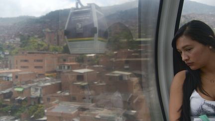 Le "MetroCable" de Medellin, en Colombie, en partie financé par l'Agence française de développement. (RAUL ARBOLEDA / AFP)