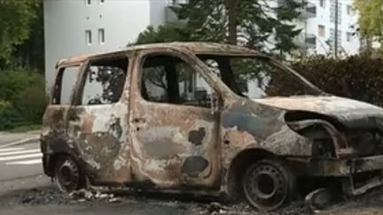 La tension ne cesse de monter dans un quartier de Quimper (Finistère). Pompiers caillassés, affrontements entre policiers et jeunes, l'élément déclencheur serait une interpellation à la suite d'un rodéo mardi 10 septembre. Les habitants redoutent une escalade de la violence. (CAPTURE ECRAN FRANCE 2)