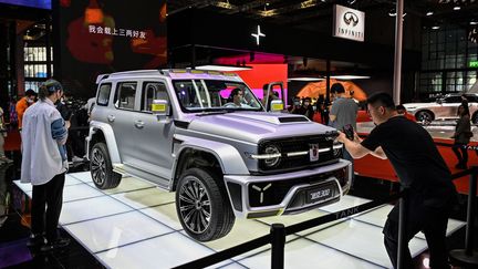 Des visiteurs au salon automobile de Shanghai, en Chine, le 20 avril 2021. (HECTOR RETAMAL / AFP)