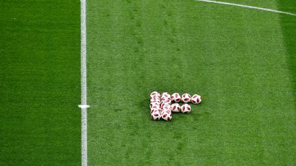 Le staff des Bleus a également laissé un "F" sur la pelouse lors d'une séance d'entraînement à Saint-Pétersbourg, le 9 juin, à la veille de la demi-finale contre la Belgique. (GIUSEPPE CACACE / AFP)