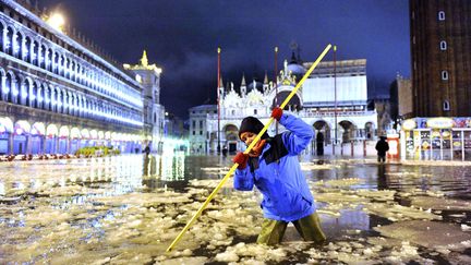 La place Saint-Marc inond&eacute;e et gel&eacute;e &agrave; Venise (Italie), le 12 f&eacute;vrier 2013. (LUIGI COSTANTINI / AP / SIPA)