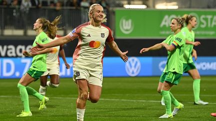 Lindsey Horan célèbre son but avec l'OL contre Wolfsburg en Ligue des champions, le 17 octobre 2024, en Allemagne. (SWEN PFORTNER / AFP)