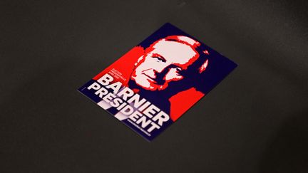 Une affiche "Barnier Président" lors d'un meeting à Brumath (Bas-Rhin), le 21 octobre 2021. (FREDERICK FLORIN / AFP)