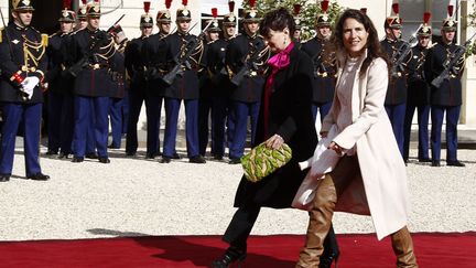 La fille du dernier pr&eacute;sident socialiste Fran&ccedil;ois Mitterrand, Mazarine Pingeot (D) fait &eacute;galement partie des invit&eacute;s au palais de l'Elys&eacute;e. (JACKY NAEGELEN / REUTERS)