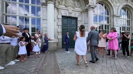 Depuis le début de l'été, les mariages s'enchaînent.&nbsp;À Limoges, par exemple, neuf mariages ont été célébrés dans la même journée.&nbsp;En raison du Covid-19, de nombreux couples ont dû reporter leurs projets. (FRANCE 3)