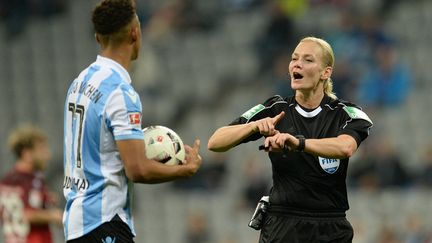 Bibiana Steinhaus lors du match TSV 1860 Munich - FC Kaiserslautern en novembre dernier. (ANDREAS GEBERT / DPA)