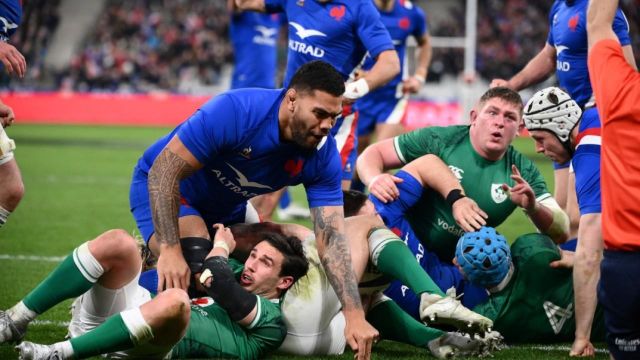 Belle réaction du XV de France qui creuse l'écart peu avant l'heure de jeu, par l'intermédiaire de Cyril Baille, tout en puissance. Les Bleus mènent désormais 27-21 au Stade de France.